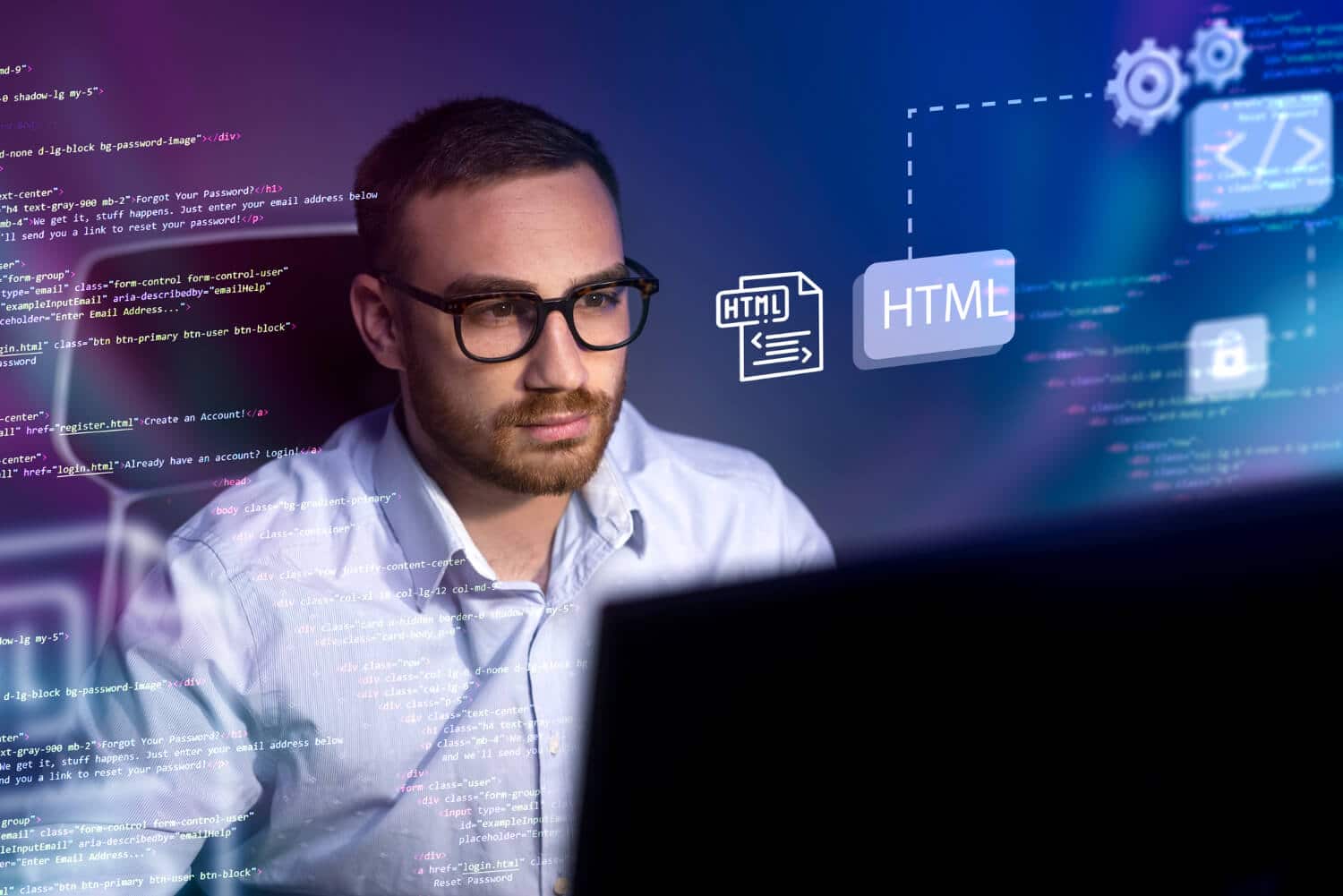 Profissional trabalhando em um laptop com código na tela, representando várias habilidades tecnológicas